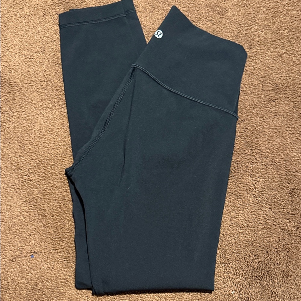 lululemon wonder under black leggings.